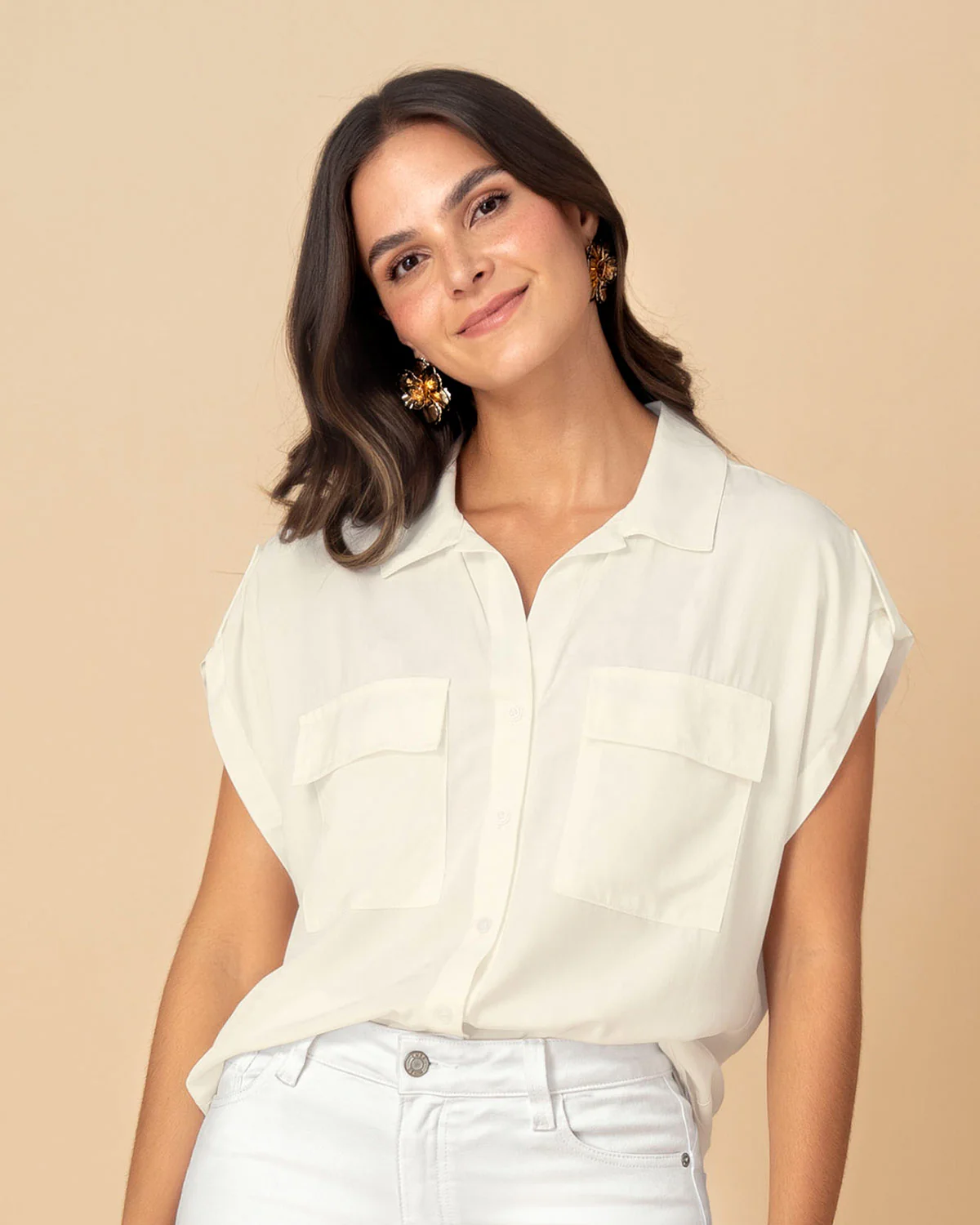 Blusa manga corta con cuello camisero y bolsillos con tapa en frente