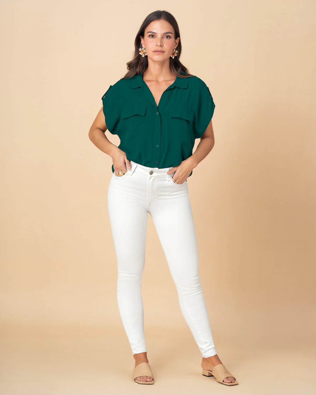 Blusa manga corta con cuello camisero y bolsillos con tapa en frente - Image 12