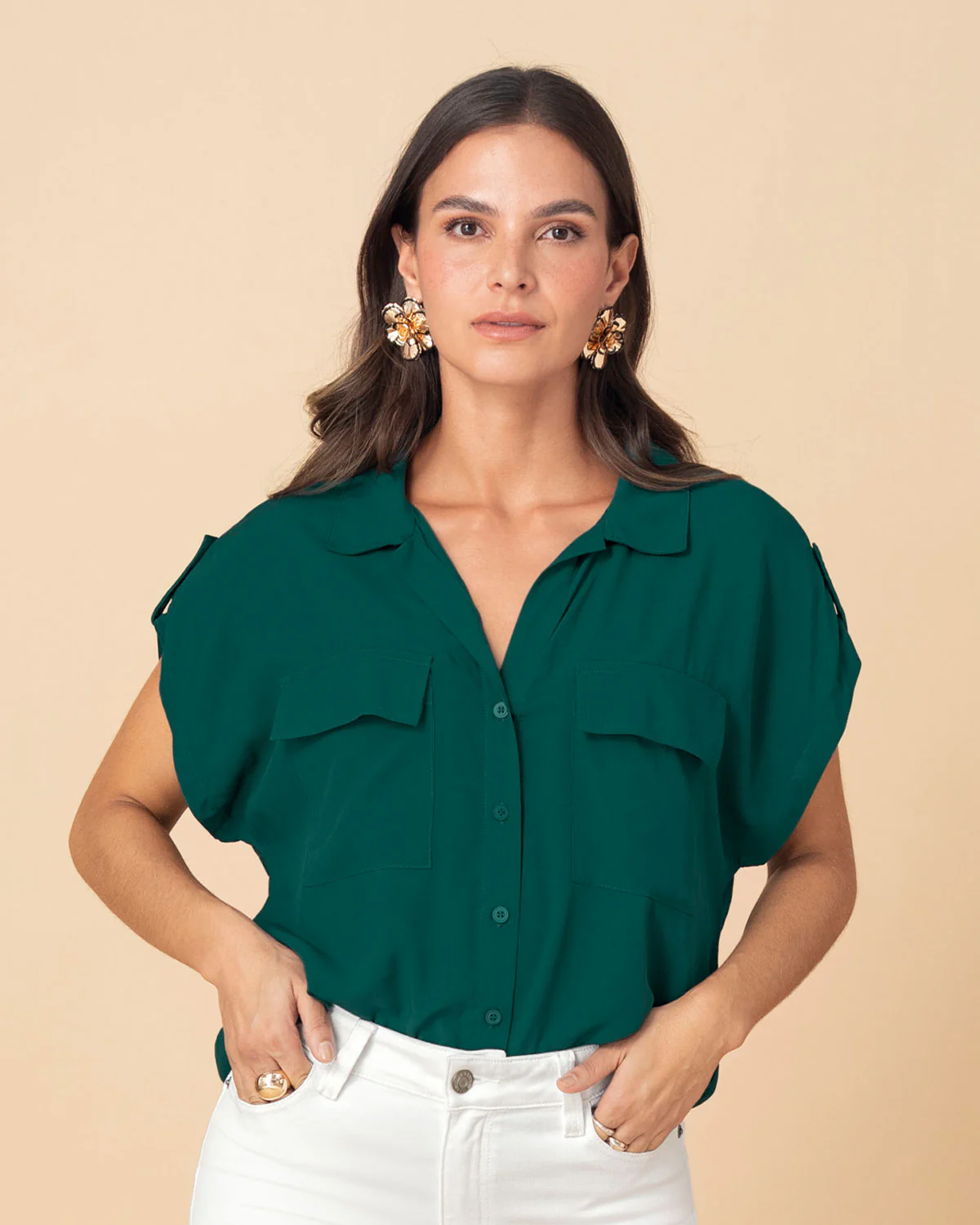 Blusa manga corta con cuello camisero y bolsillos con tapa en frente - Image 9
