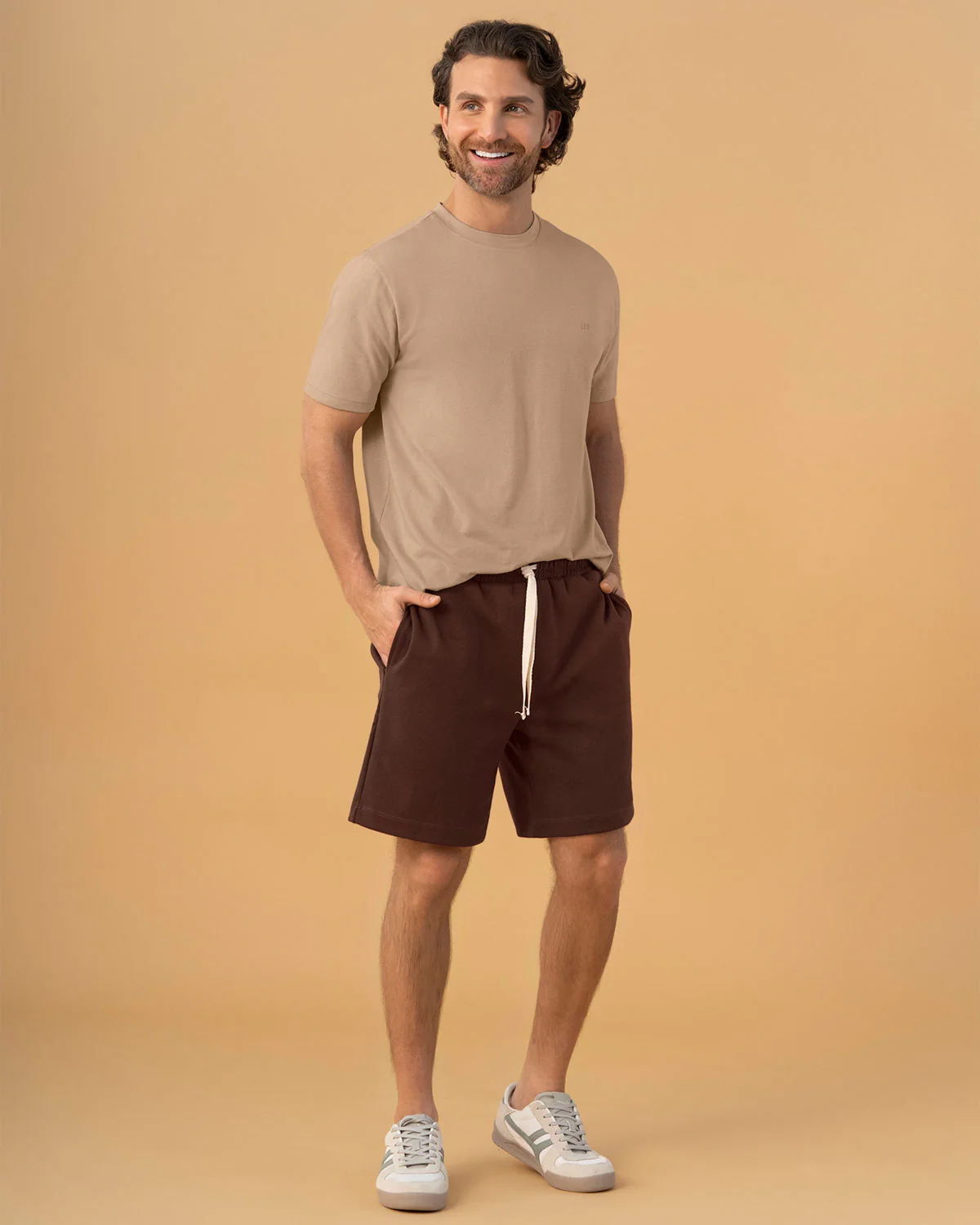Camiseta básica con manga corta y cuello redondo - Image 3
