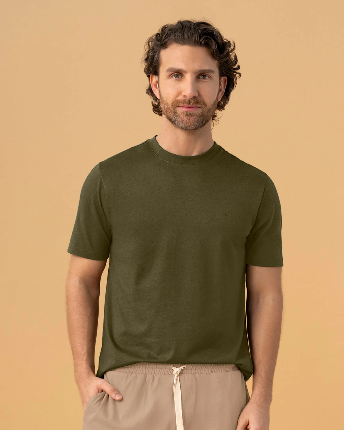 Camiseta básica con manga corta y cuello redondo - Image 4