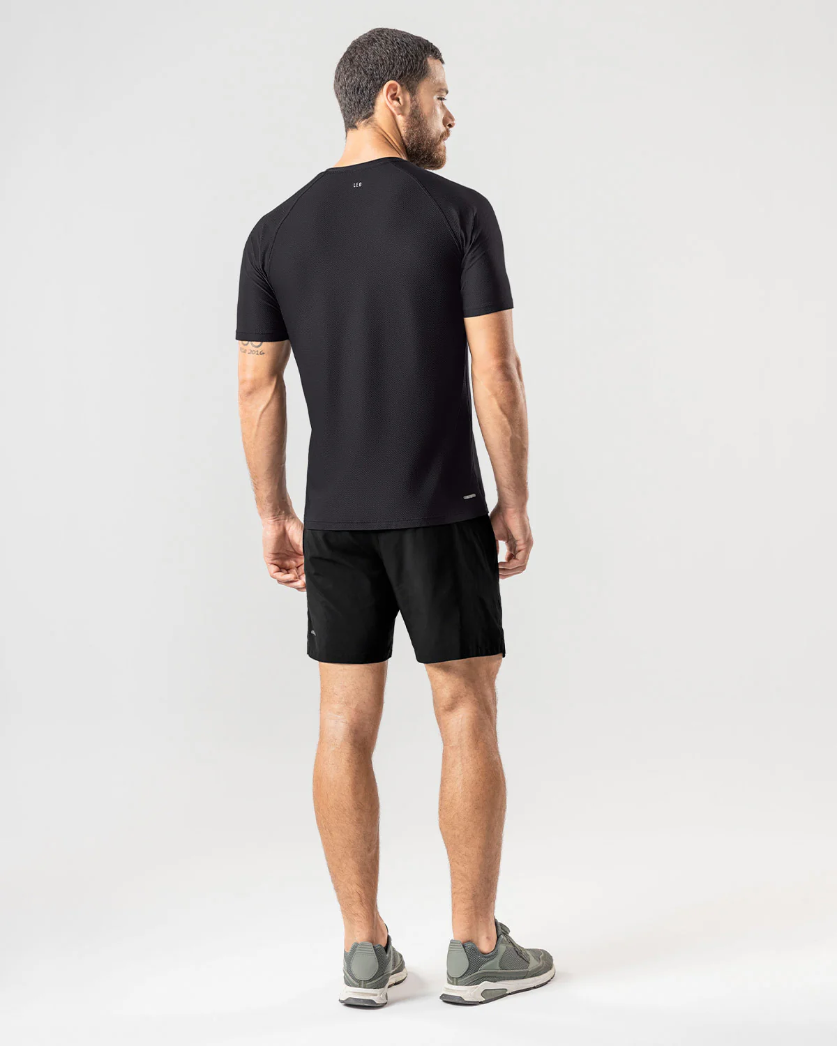 Camiseta deportiva con tela texturizada y transpirable - Image 10