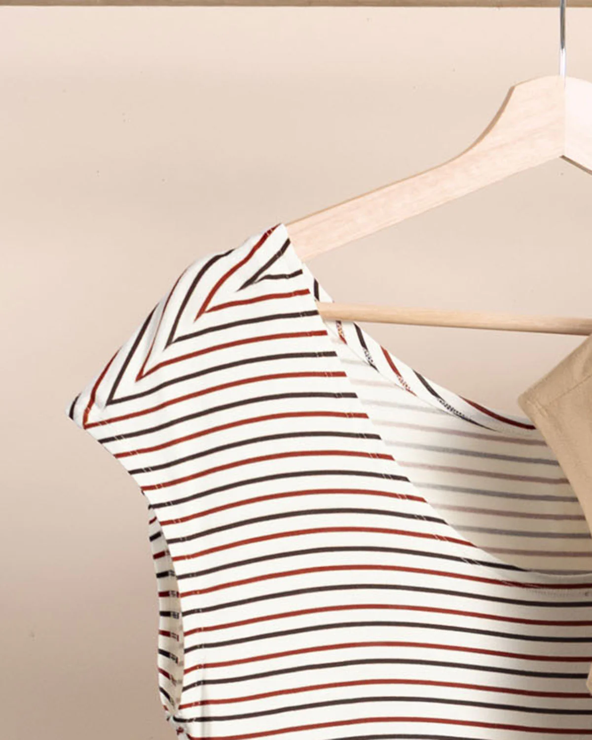 Camiseta manga corta estampada silueta semiajustada para mujer - Image 4