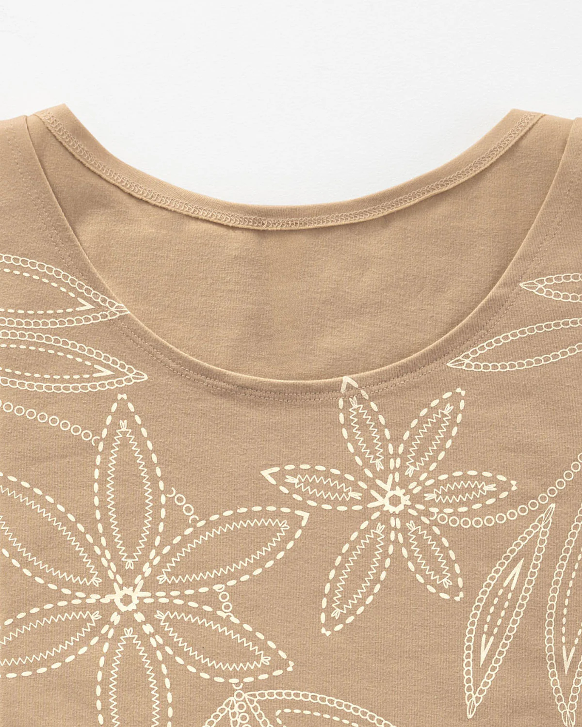 Camiseta manga corta estampada silueta semiajustada para mujer - Image 9