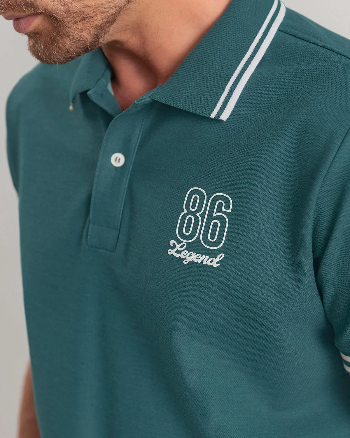 Camiseta tipo polo con detalle en contraste en el cuello - Image 7