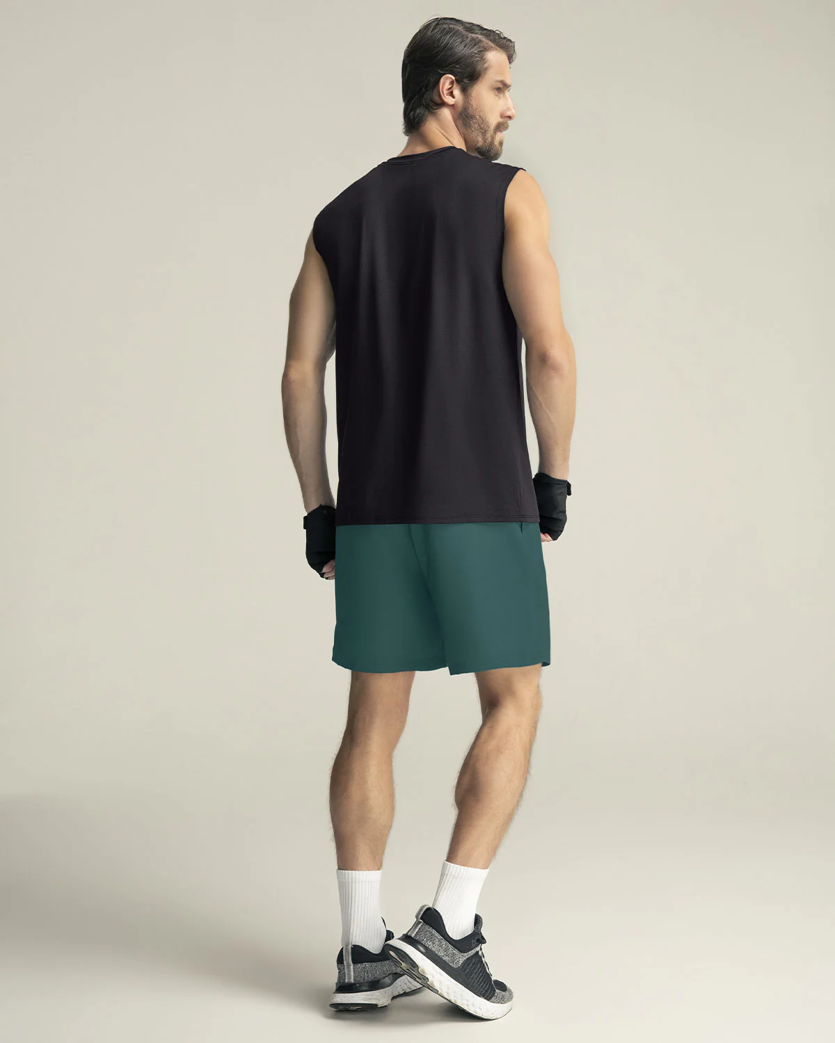 Pantaloneta deportiva con bolsillos funcionales - Image 12