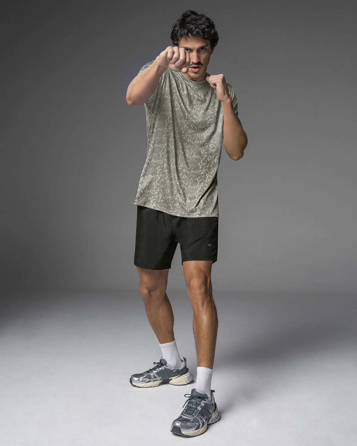 Pantaloneta deportiva con bolsillos funcionales - Image 3