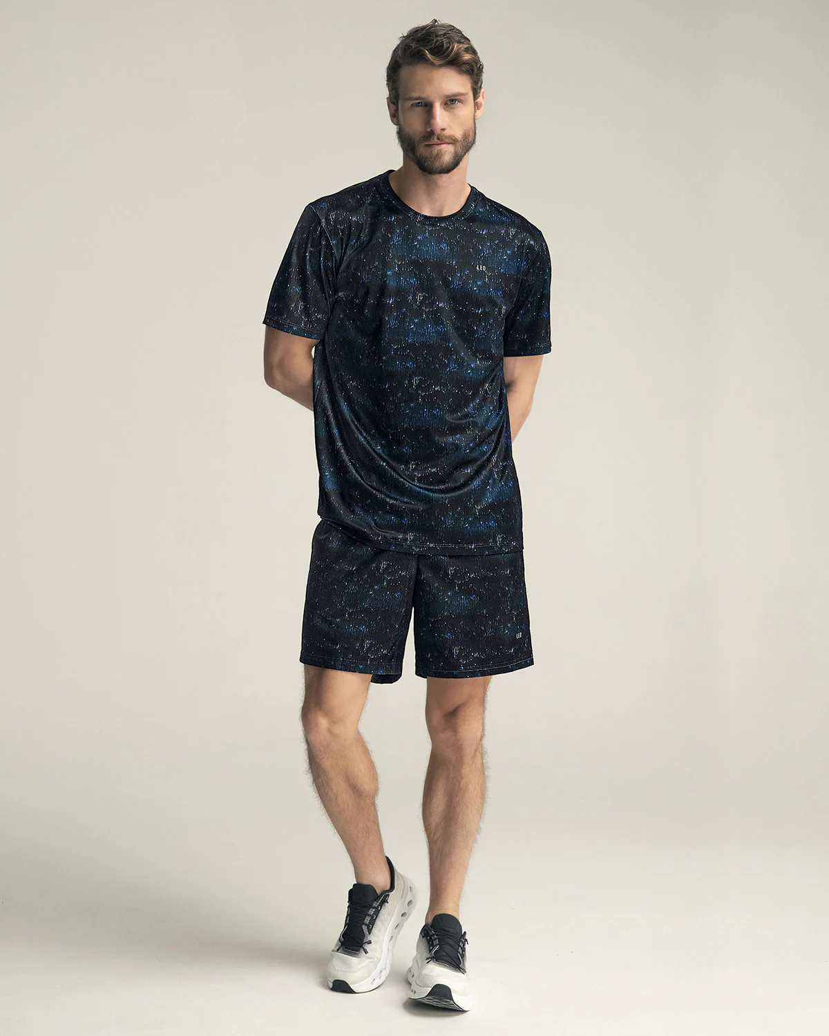 Pantaloneta deportiva con bolsillos funcionales - Image 7