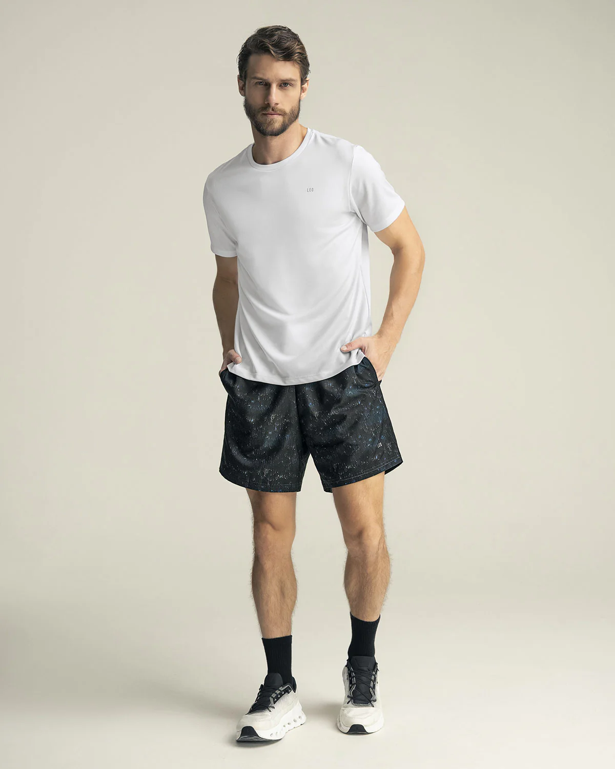 Pantaloneta deportiva con bolsillos funcionales - Image 8